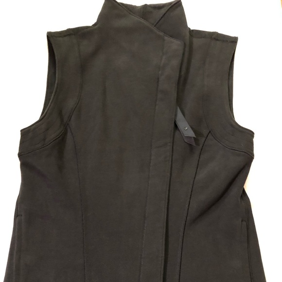 🔥 FIRE SALE CLOSET CLOSING🔥 RARE Lululemon Versa Vest Black Size 6 - Picture 3 of 8